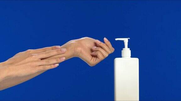 女孩的手用消毒液处理色度键消毒和洗手