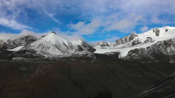 西藏高原的冈石卡雪山