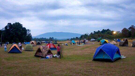 节日露营地的许多帐篷