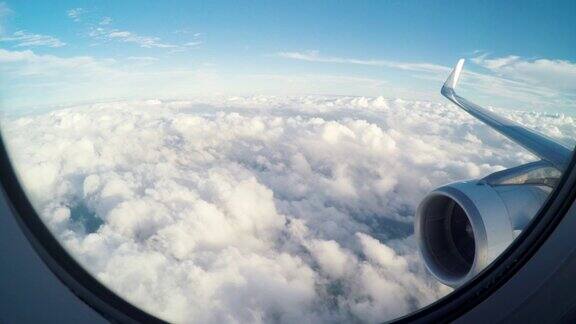 飞机在云层上方微微飞行