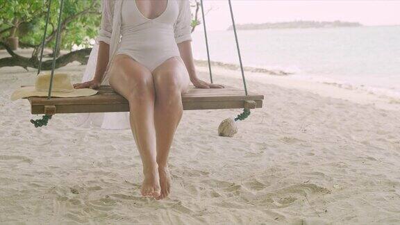 女士在热带海洋海滩上放松马尔代夫