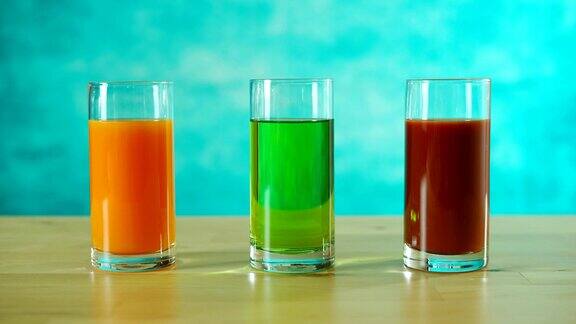 橙汁苹果汁和番茄汁填充和清空杯子