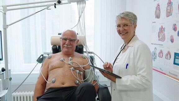 心内科医生与老年患者在门诊骑自行车进行心电图检查