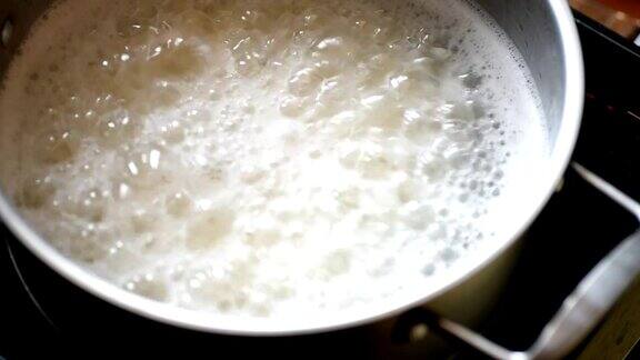 用开水煮的米在不锈钢锅里猛烈地沸腾