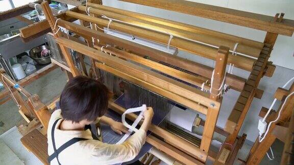 使用传统的日本织布机织布
