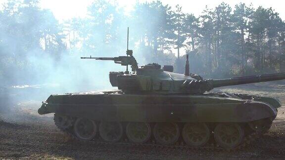 运动中的军事坦克
