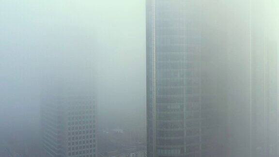 无人机拍摄的摩天大楼被雾霾笼罩的画面