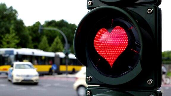 红绿灯带有心形的红灯