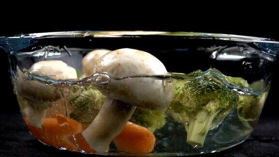 蔬菜落在玻璃锅上溅起水花