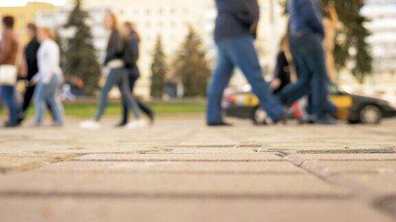 人们走在城市的街道上-慢速180帧秒