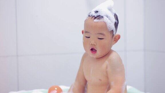 小男孩洗澡时玩水