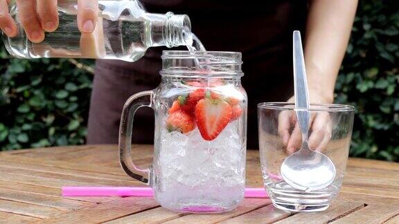 草莓浸泡水容易饮用