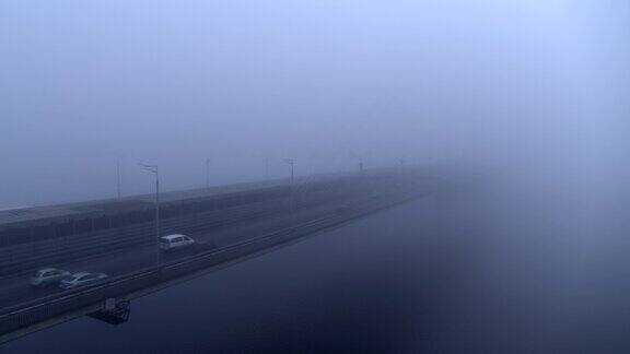 雾城交通鸟瞰图中的桥梁