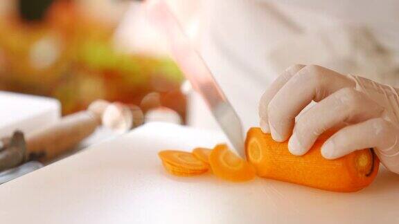 胡萝卜切片放在烹饪板上