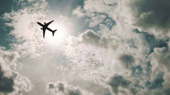 一架客机在多云的天空前飞行