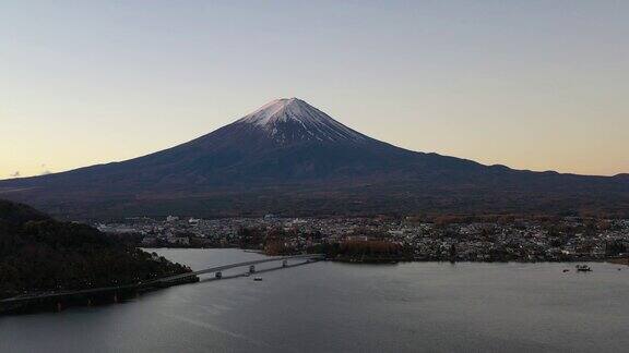 黎明时分富士山和川口湖的鸟瞰图