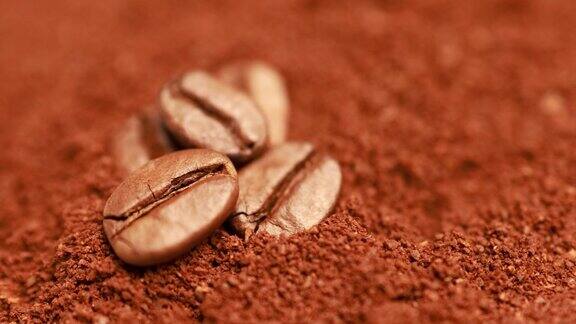 背景是咖啡豆和咖啡粉