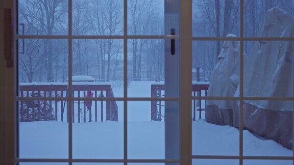 透过窗户可以看到天井和森林的雪景