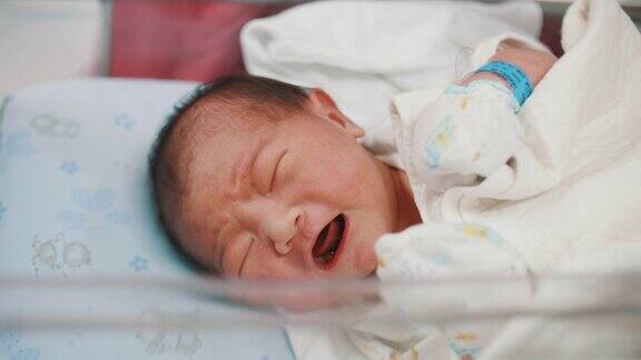 可爱的新生儿男婴(0-1个月)哭
