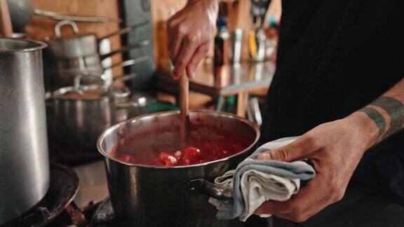 烹饪西红柿酱
