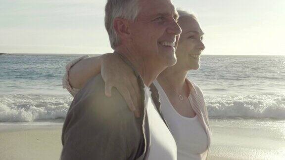 夏天一对成熟的幸福夫妇在海滩上散步