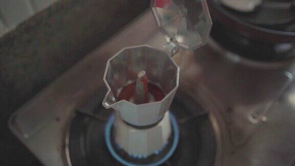 用摩卡壶煮咖啡