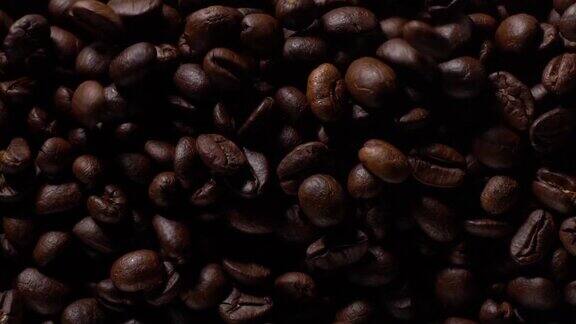 黑色背景上满是咖啡豆