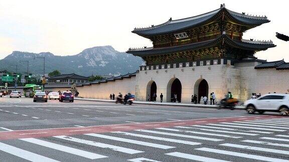 韩国首尔庆福宫的大大门和车流就在它的前面