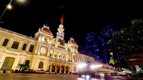 胡志明市西贡市政厅前的夜间交通