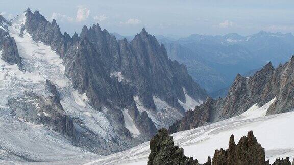 勃朗峰及其冰川在阿尔卑斯山的鸟瞰图
