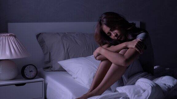沮丧的年轻亚洲女性无法从失眠中入睡