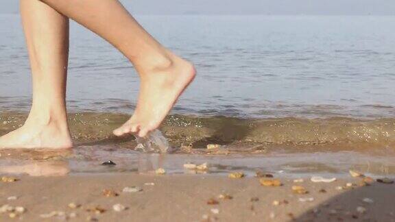 4K视频慢动作特写脚走在沙滩上