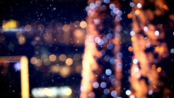 冬天城市里散焦的圣诞彩灯