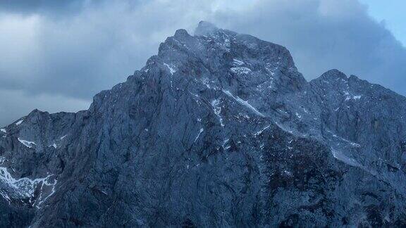 4k云穿过朱利安阿尔卑斯山脉的时间