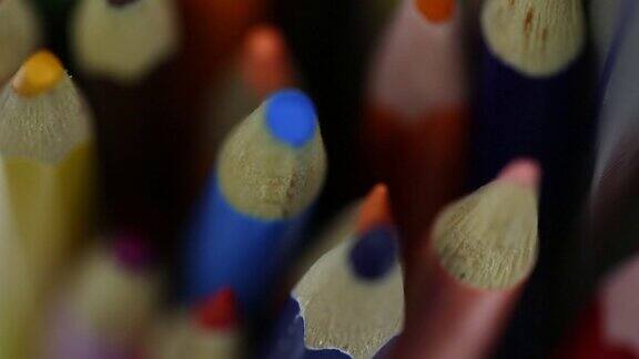 许多彩色铅笔的特写微距拍摄的木制彩色铅笔堆叠在一起