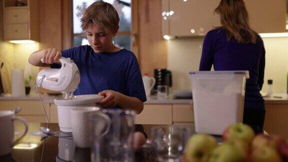 小男孩在厨房帮忙做煎饼