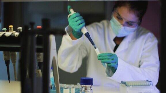 在实验室工作的女性研究员:冠状病毒和冠状病毒疫苗