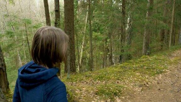 女孩在夏日的森林里徒步飞行拍摄