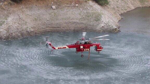 4K视频在加利福尼亚的野火作为一个天空起重机拾取水库的水