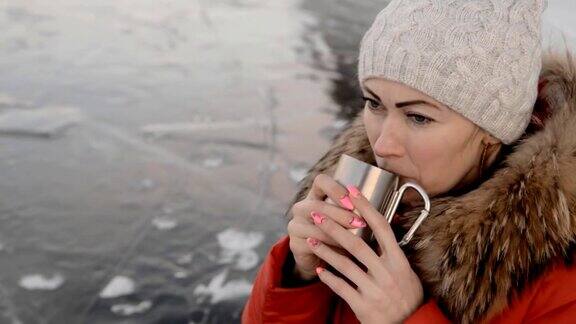 这个女孩正在喝冰茶
