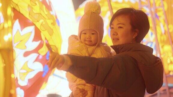 春节妈妈带女儿去看花灯