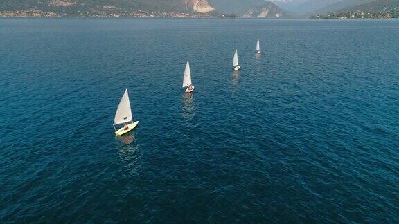 意大利湖上的小型游艇赛舟会