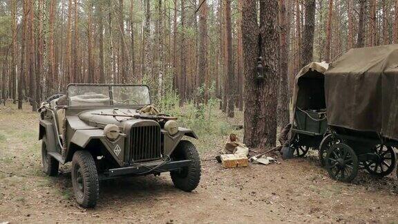 俄罗斯苏联二次世界大战四轮驱动军用卡车gaz67轿车和森林里的农民手推车二战红军装备