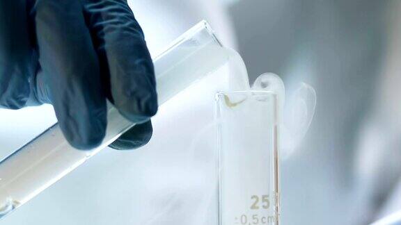 浓发烟的化学液体实验室用酸近距离实验