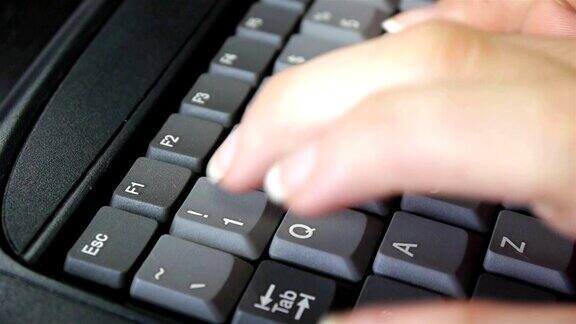 靠近女人在键盘上打字的手指