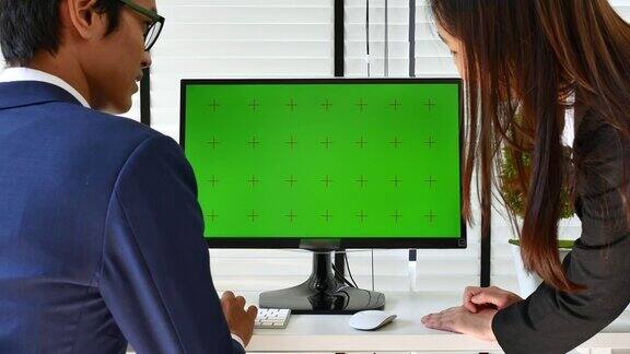 商务人员在办公室使用电脑绿屏