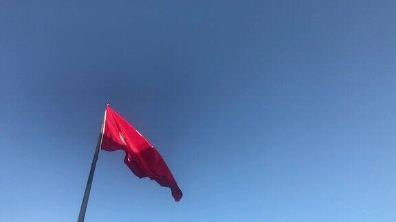 晴朗的日子里的土耳其国旗