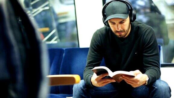 火车上的人在看书