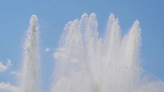 喷泉的水溅向蓝天慢镜头