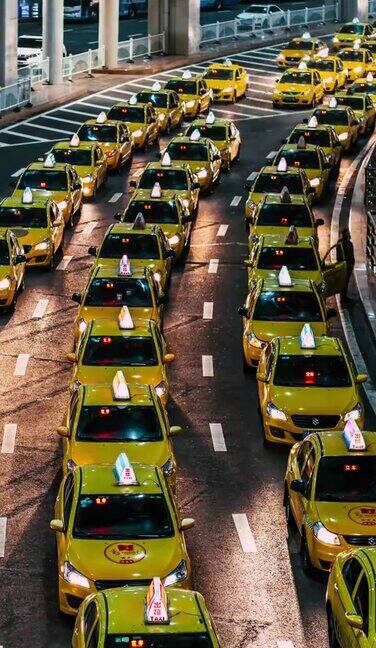 夜间机场出口处出租车排长队